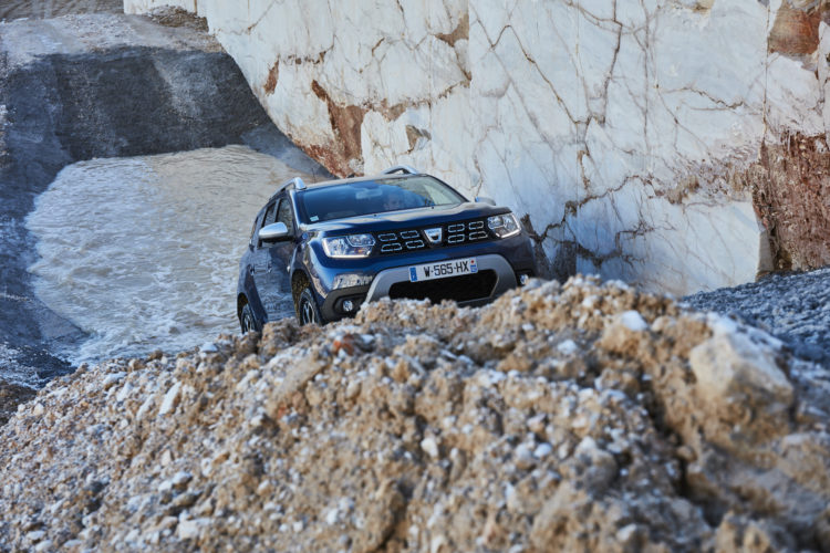 Dacia Duster 4x4 aus dem Wasser den Berg hinauf