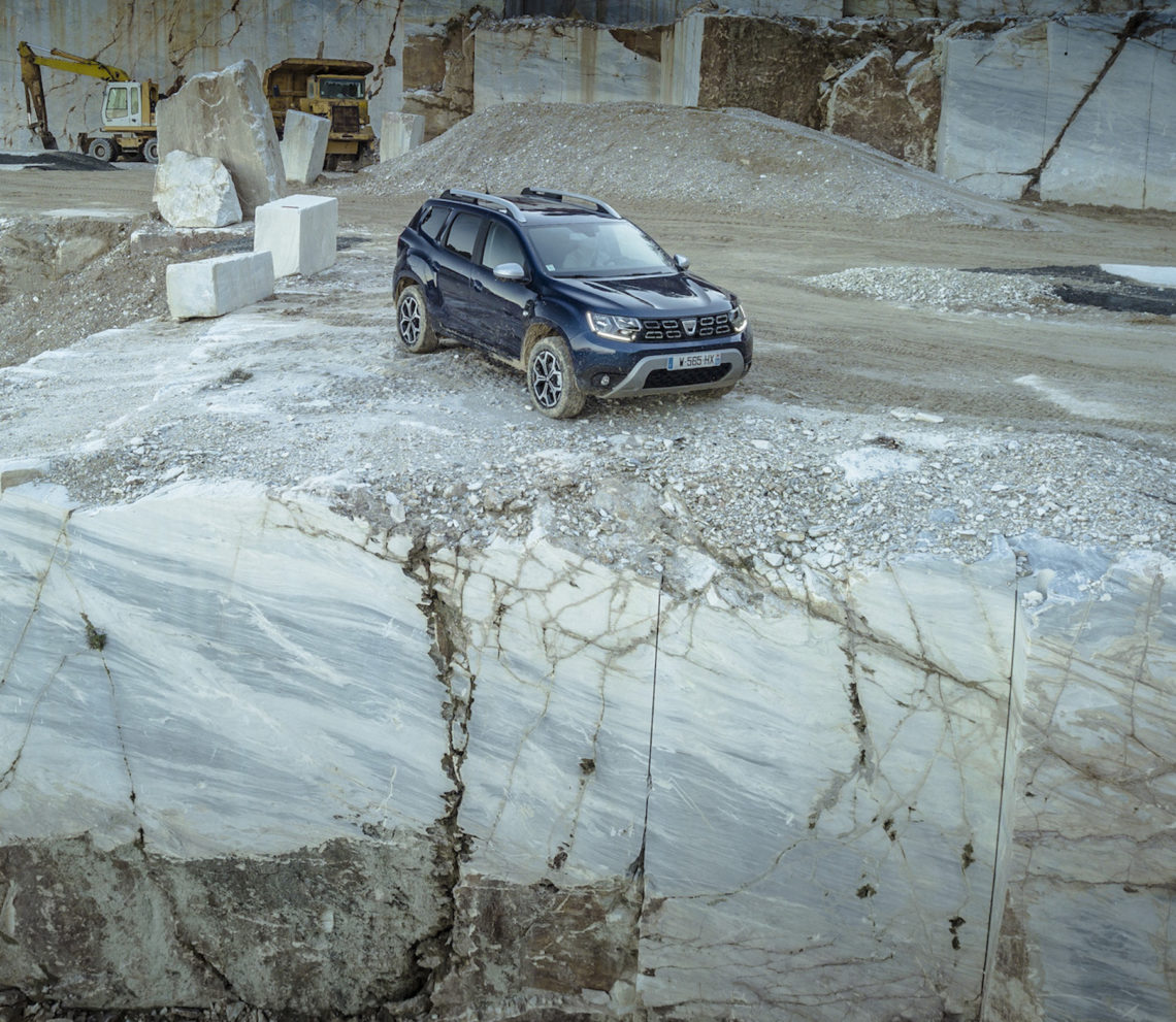 Offroad im Dacia Duster durch einen Mamorsteinbruch