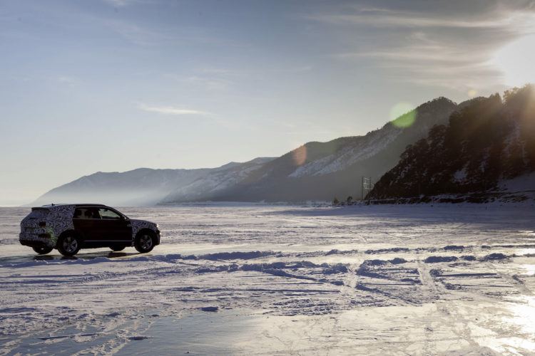 VW Touareg auf dem zugefrorenen Baikalsee