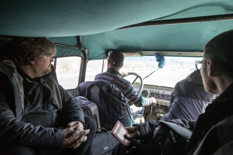 Im knorrigen Geländewagen der bekannten russischen Marke UAZ 