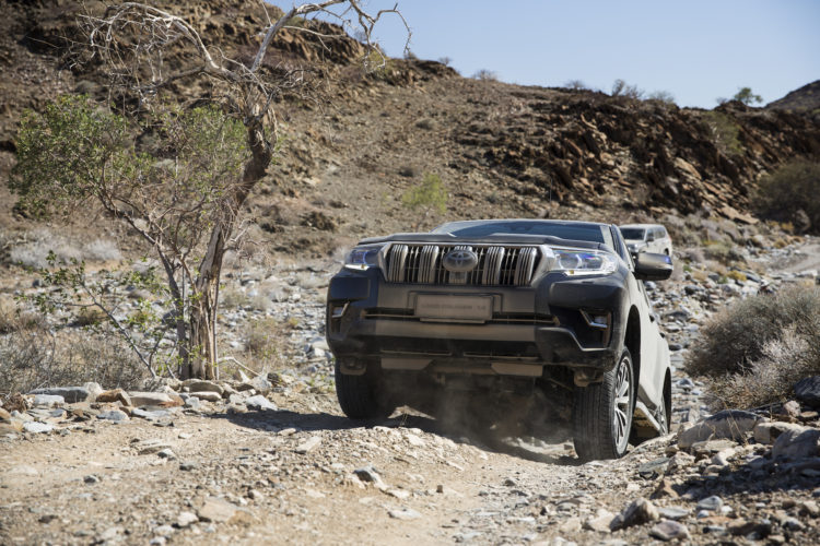 Ein Toyota Land Cruiser überwindet eine Steigung