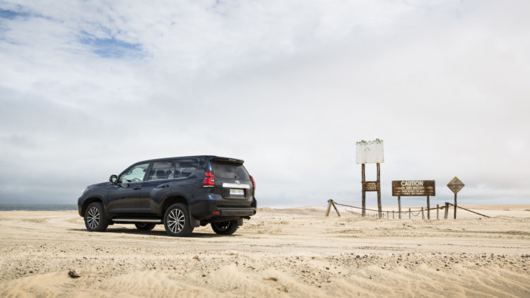 Toyota Land Cruiser vor im Sand