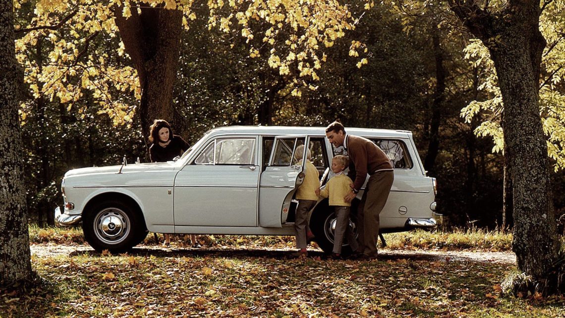 Familenbild mit historischem Volvo-Kombi