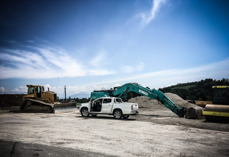 Mercedes-Benz X 250d auf Baustelle neben Bagger