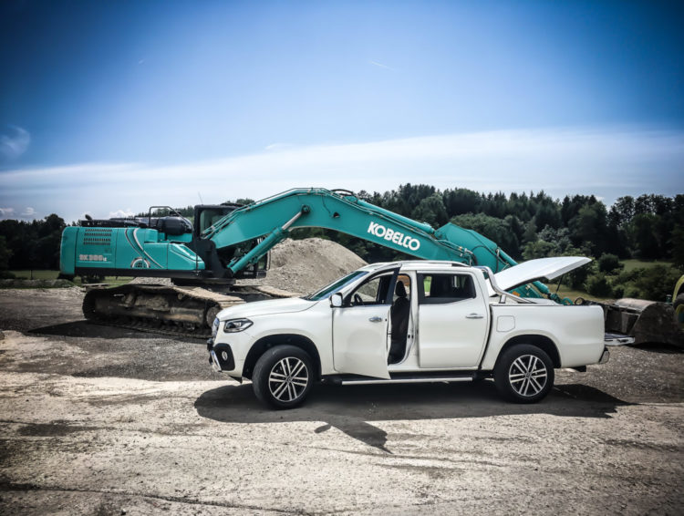 Mercedes-Benz X-Klasse 250d auf Baustelle neben Bagger