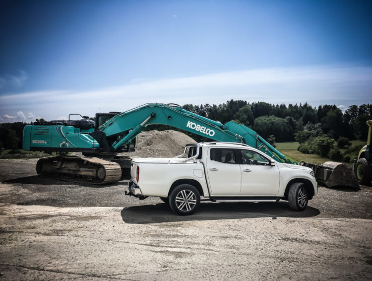 Mercedes-Benz X 250d auf Baustelle neben Bagger