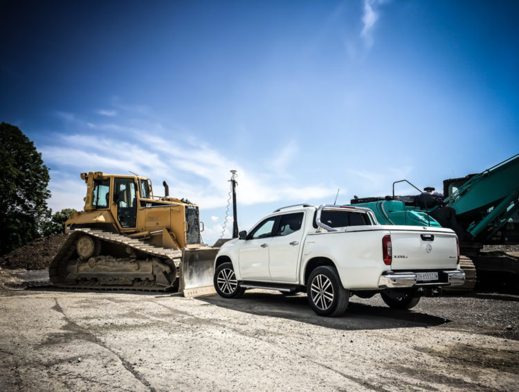 Mercedes-Benz X 250d auf Baustelle neben Bagger