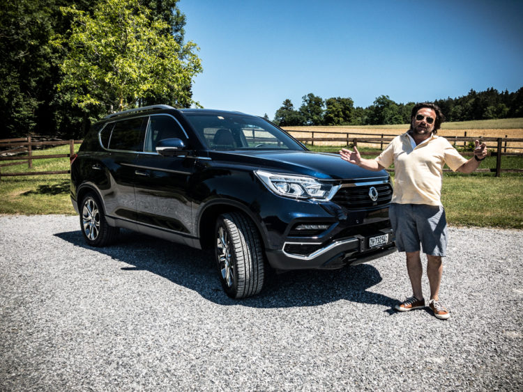 Unser Editor Jürg Z. vor dem Ssangyong Rexton