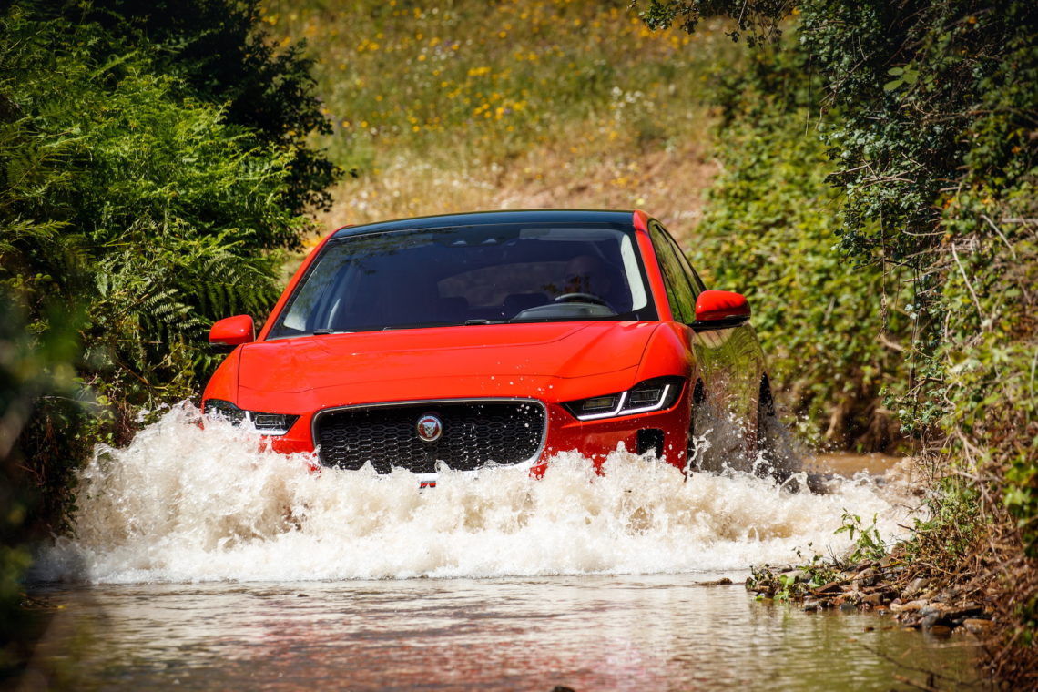 Jaguar I-PACE im Wasserloch