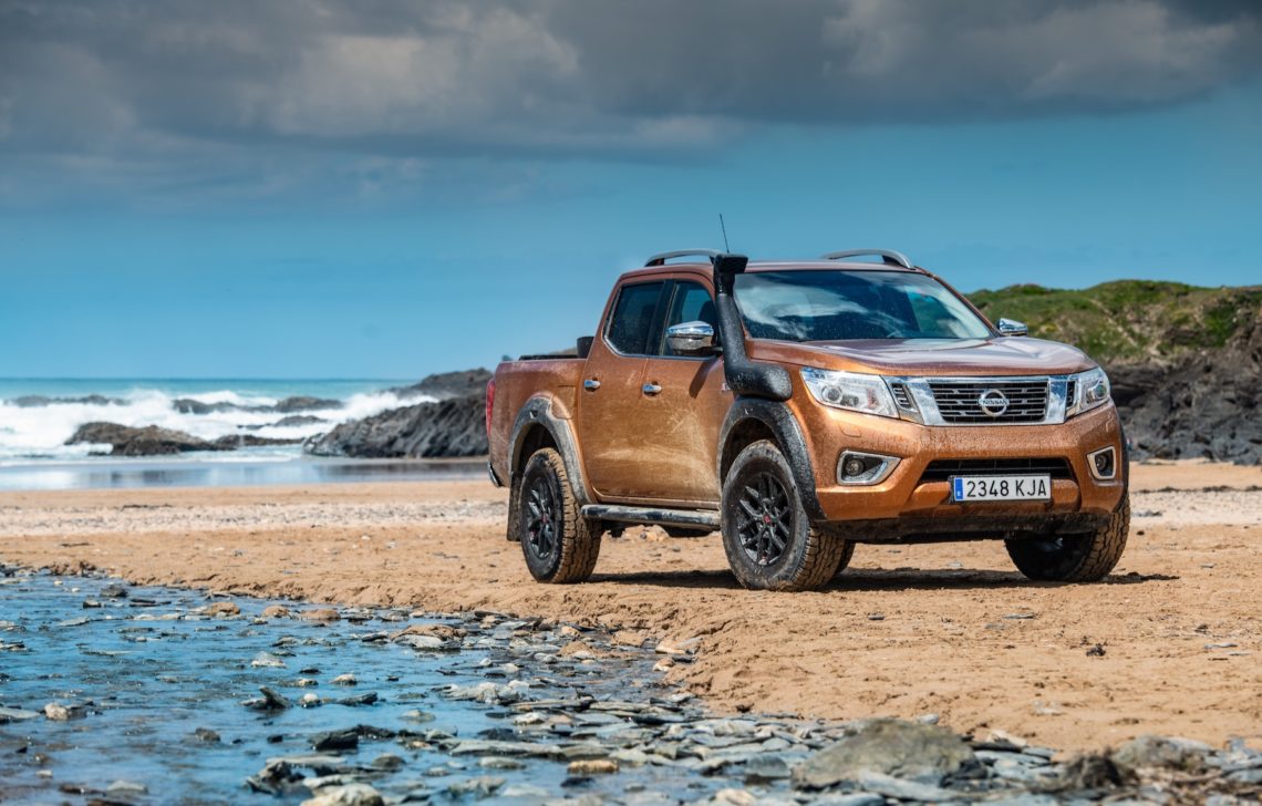 Nissan Navara AT32 am Strand