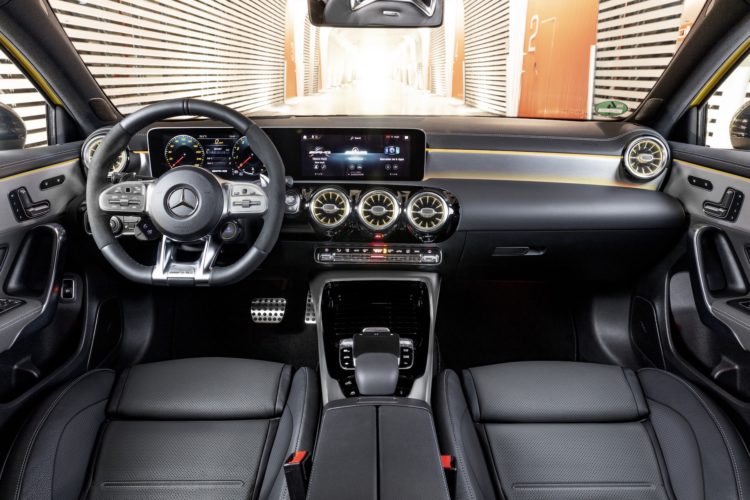 Mercedes-AMG A 35 4Matic Cockpit