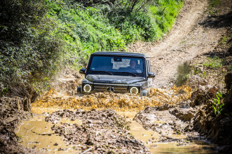 Mercedes-Benz G 500 im Wasserloch