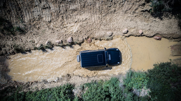 Mercedes-Benz G 500 im Wasserloch