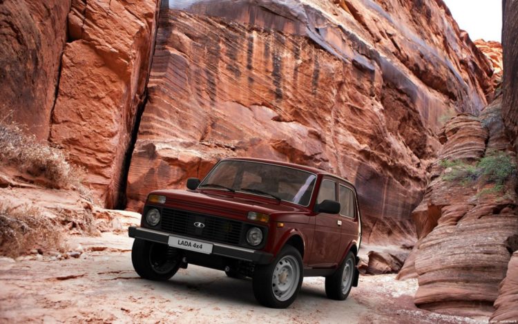 Lada 4x4 NIva Classic in der Wüste