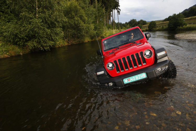 Jeep Wrangler JL steckt im Fluss fest