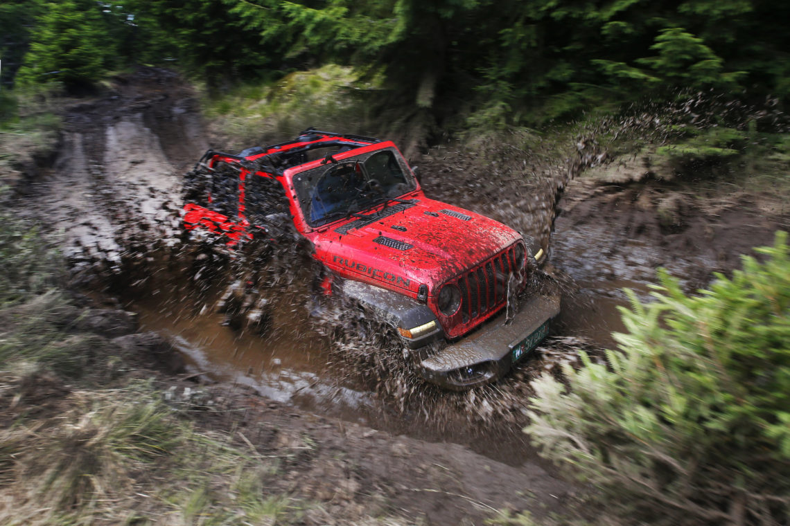 Jeep Wrangler JL im Wasserloch