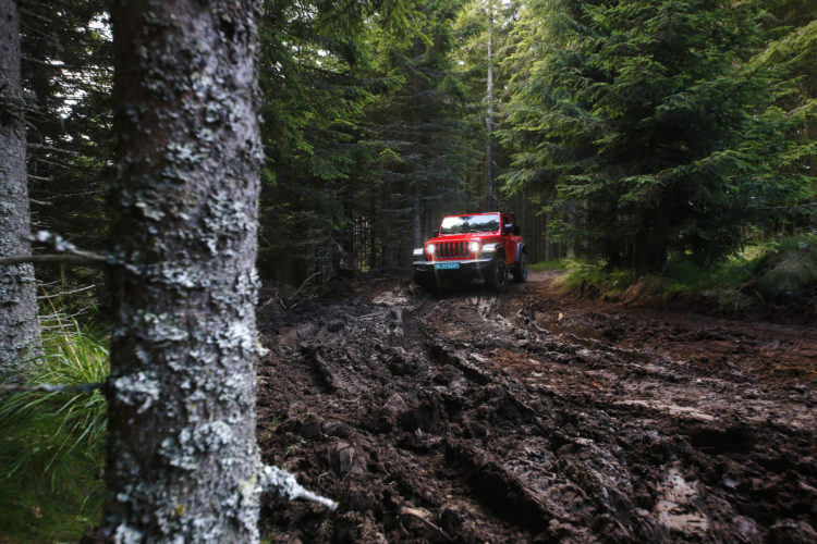 Jeep Wrangler JL im Schlamm