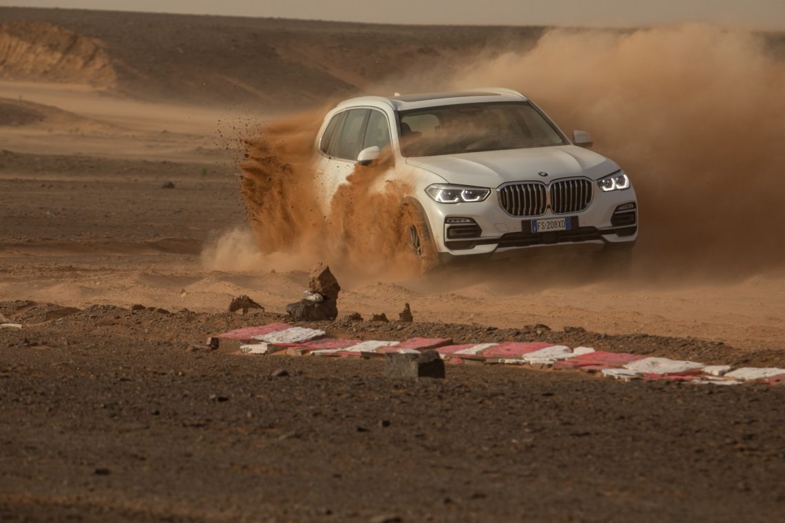 BMW baut für den Werbespot zum neuen BMW X5 die Rennstrecke von Monza exakt in der Sahara nach