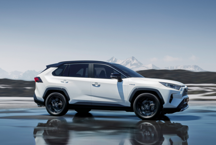 Toyota RAV4 2019 seitlich outdoor