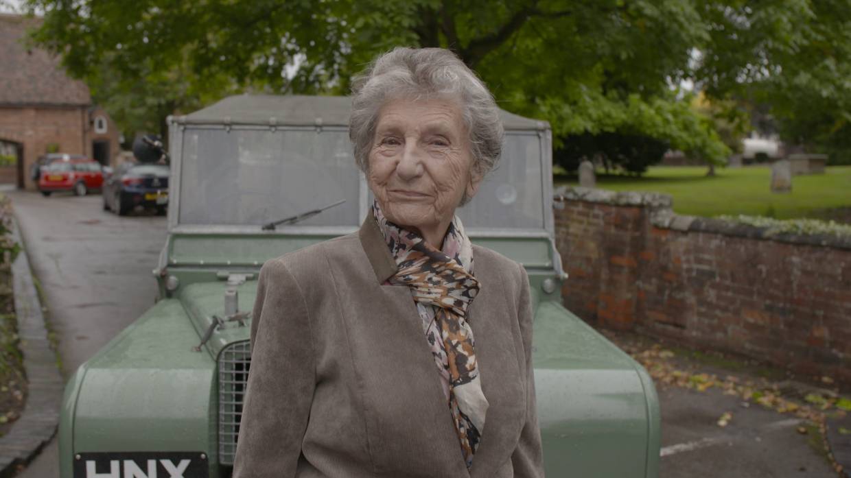 Land Rover: Oma nach 70 Jahren mit “ihrem” Landi vereint