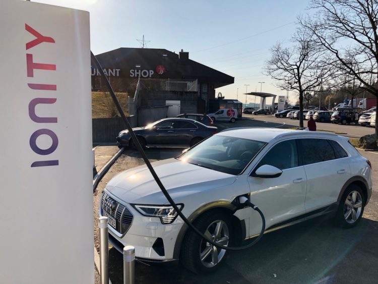 Der neue Audi e-tron an der Ionity Ladesäule in Grauholz BE