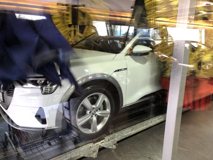 Der neue Audi e-tron Car-wash