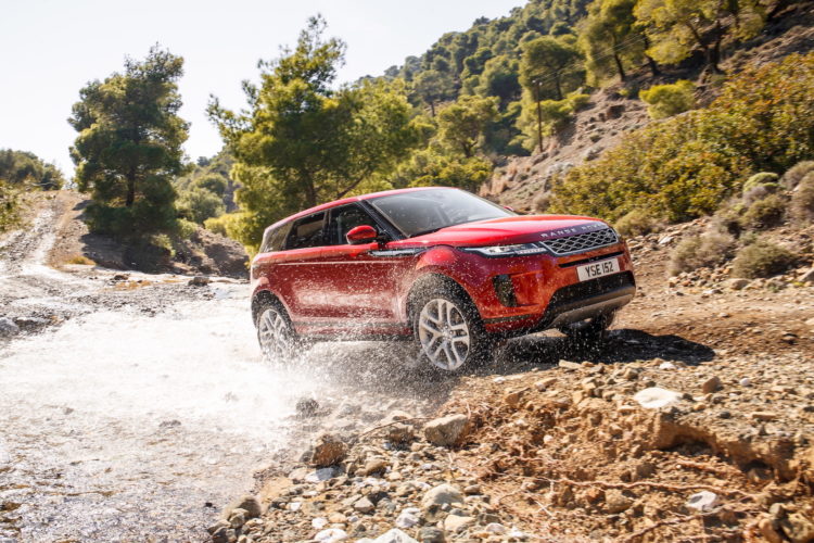 Der neue Range Rover Evoque MY2020 auf Testfahrt in Griechenland: Offroad Wasserdurchfahrt