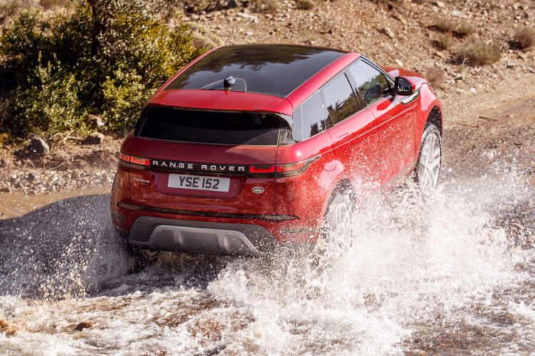 Der neue Range Rover Evoque MY2020 auf Testfahrt in Griechenland: Offrroad Wasserdurchfahrt