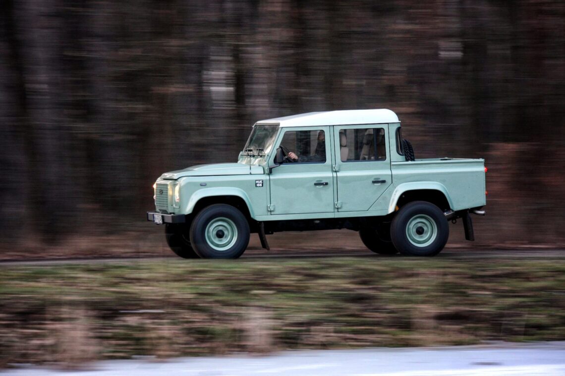 Das ist ein fabrikneuer Land Rover Defender – Made in Polen