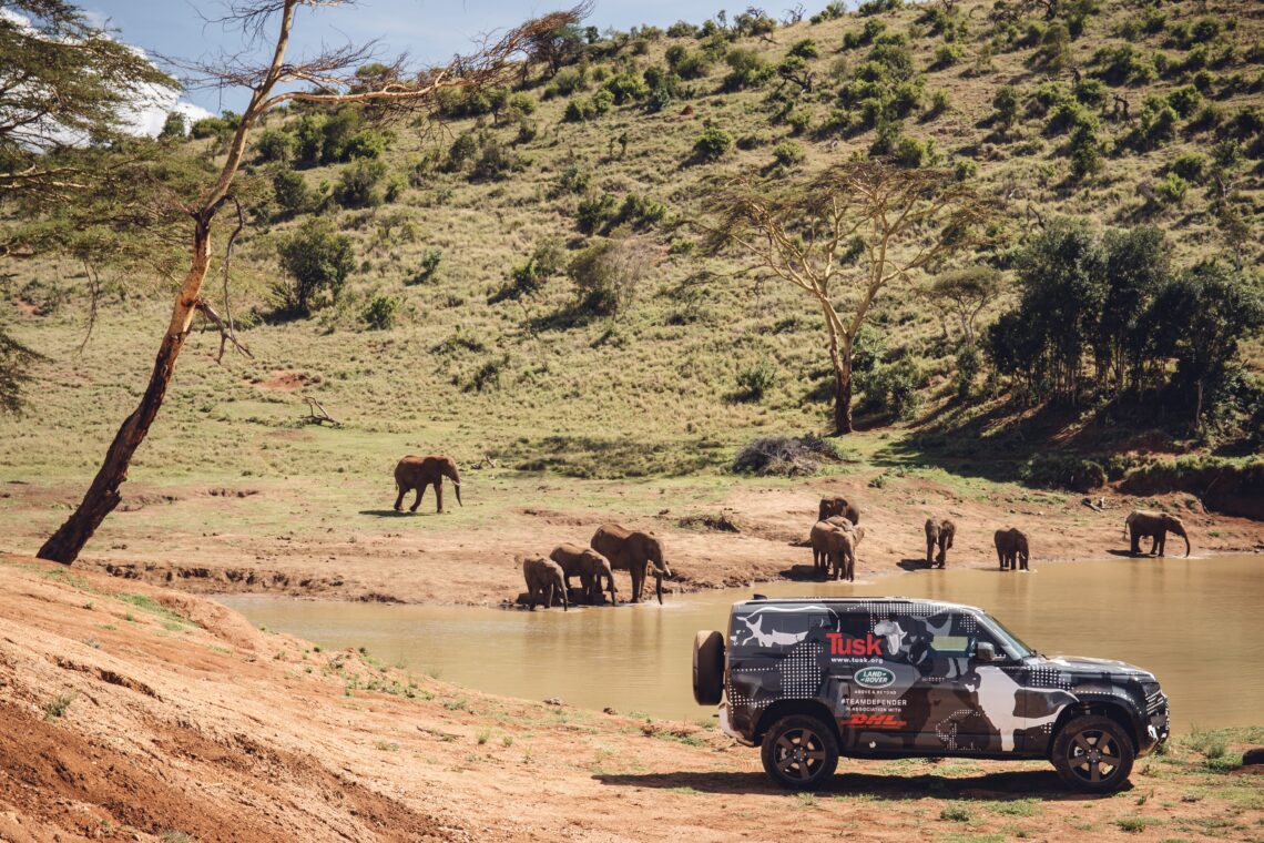 Die Experten der Wilderness Organisation Tusk testen den Land Rover Defender 2020