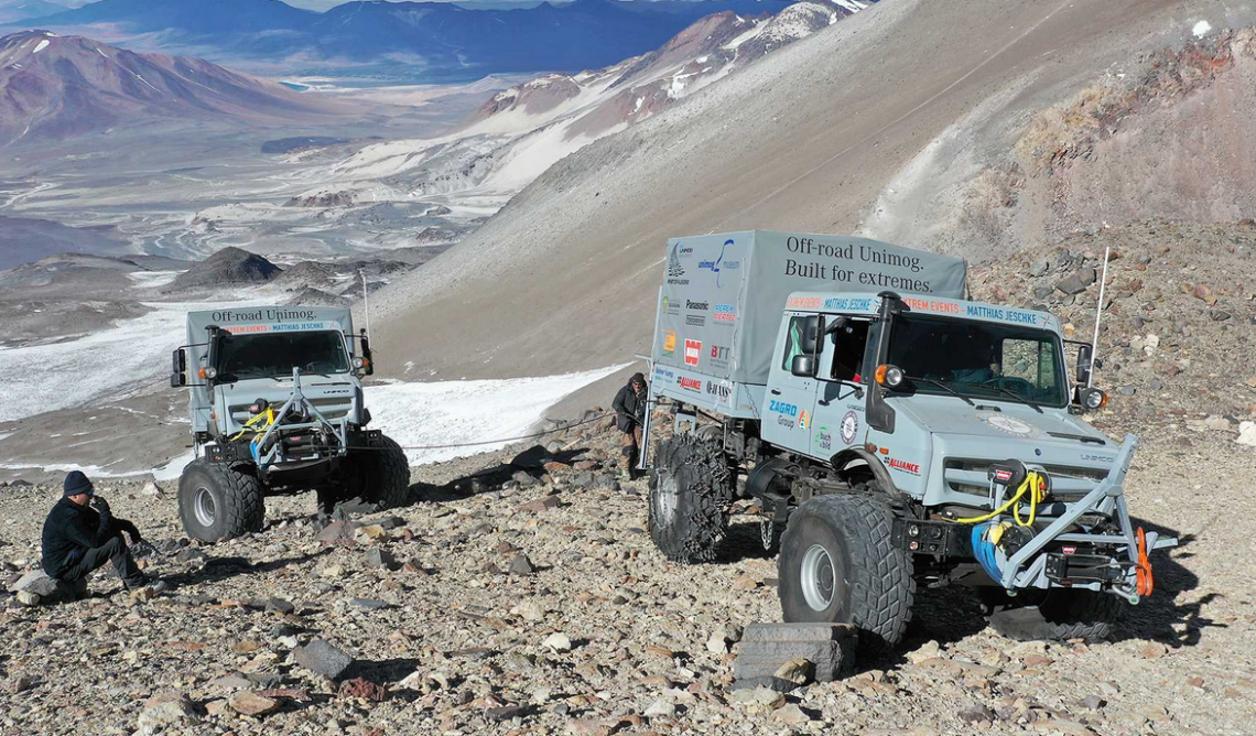 Zwei Unimog schaffen Höhenrekord und kraxeln auf 6’694 Meter über Meer