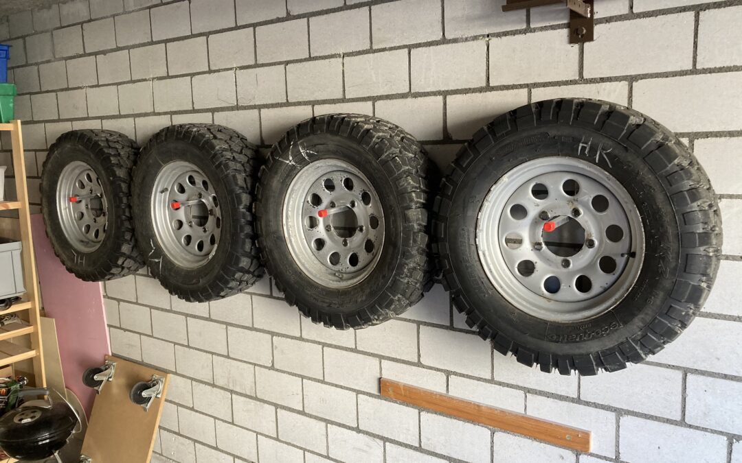 4 Stahlfelgen mit Offroad-Pneu für Suzuki