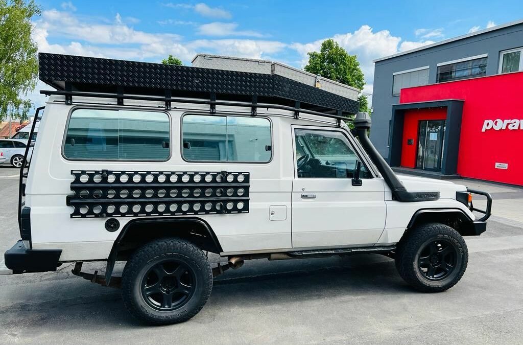 Toyota Land Cruiser HZJ 78