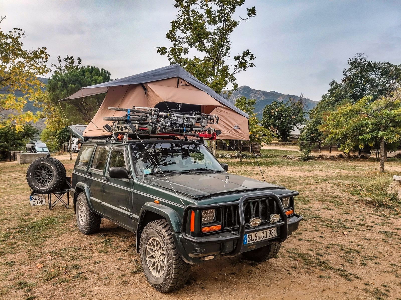 Jeep Cherokee XJ – Camperausbau – Dachzelt – inkl. Video