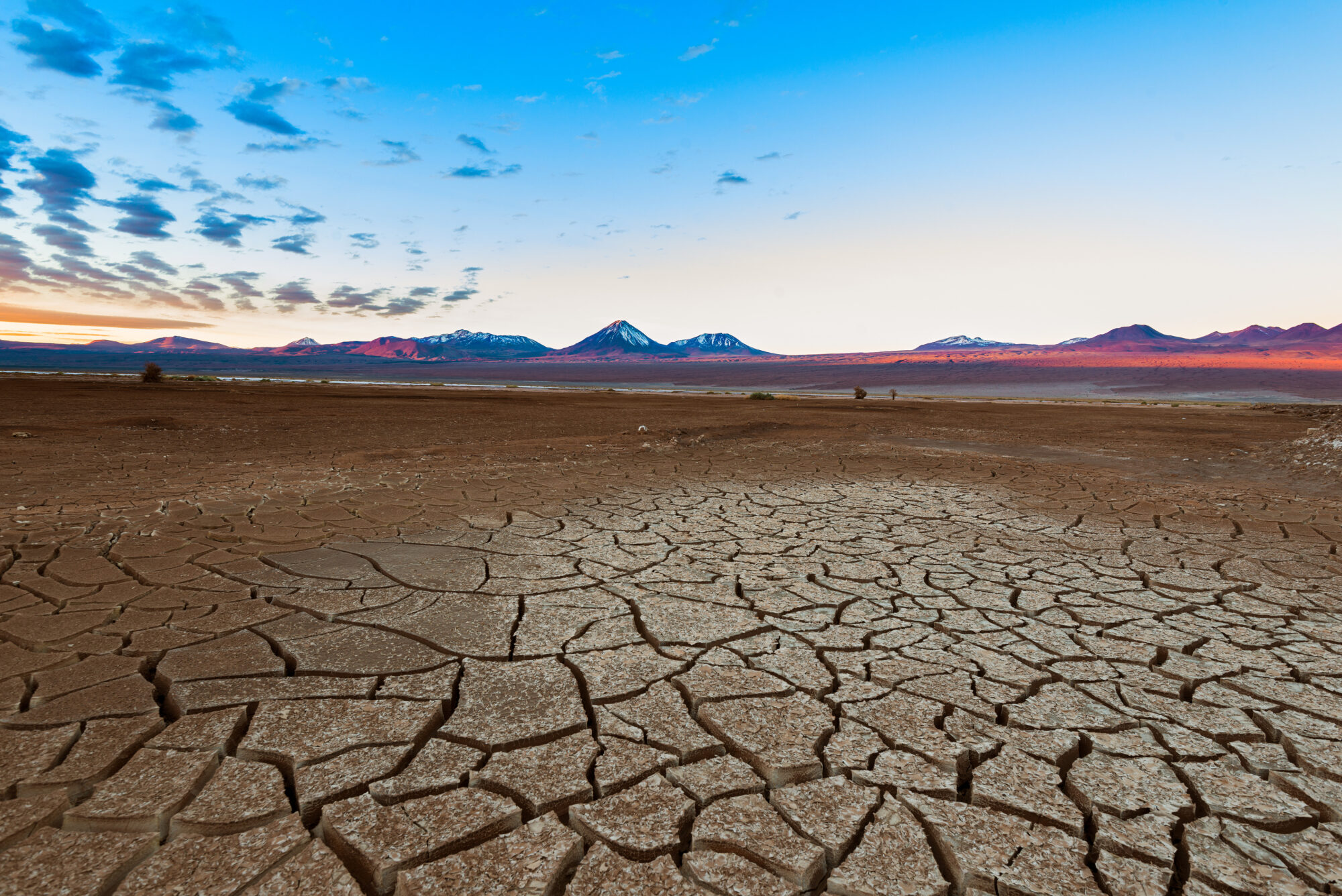 Cracked earth and Licancabur volcano at the Atacama Desert in Chile Norilsk. Die Nickelindustrie hat die Grossstadt immer noch fest in der Hand. Verschmutzung und ein Flair wie aus Sowjetzeiten sind die bleibenden Eindrücke.
