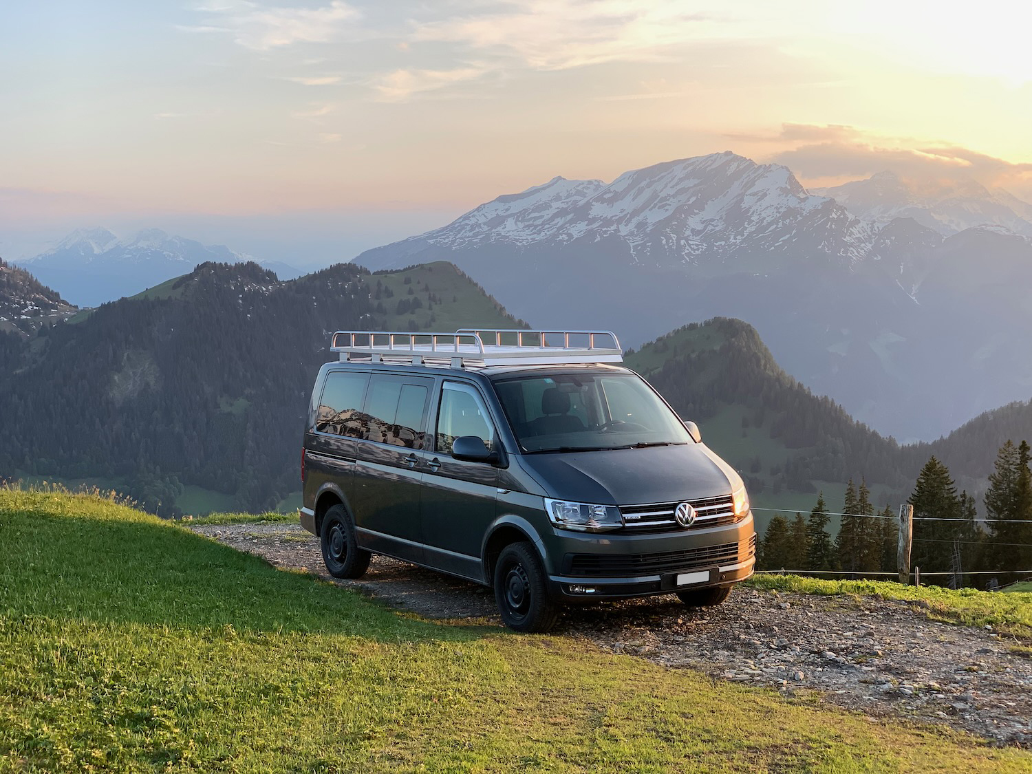 VW T6 mit 280kg Dachlast und praktischem Camping-Innenausbau