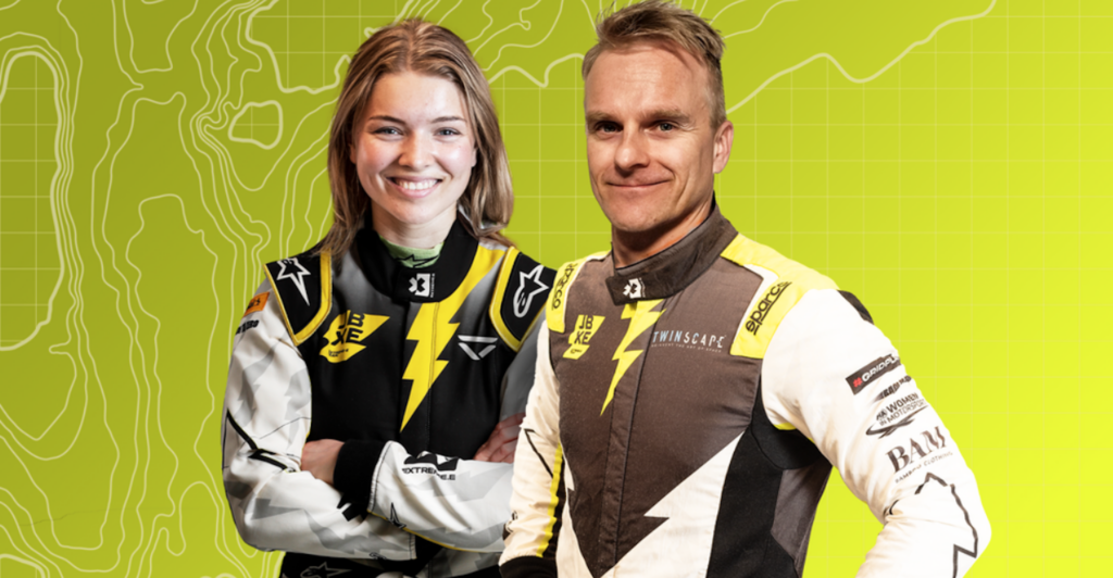 Heikki-Kovalainen-steigt-neben-Hedda-Hos-s-bei-JBXE-ein