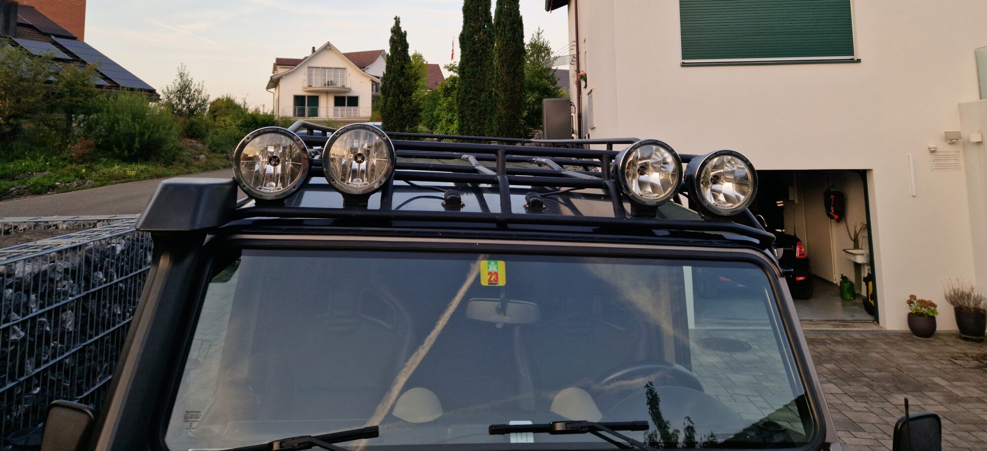 Dachgepäckträger Entreq Safety Devices G4 mit Hella Scheinwerfer