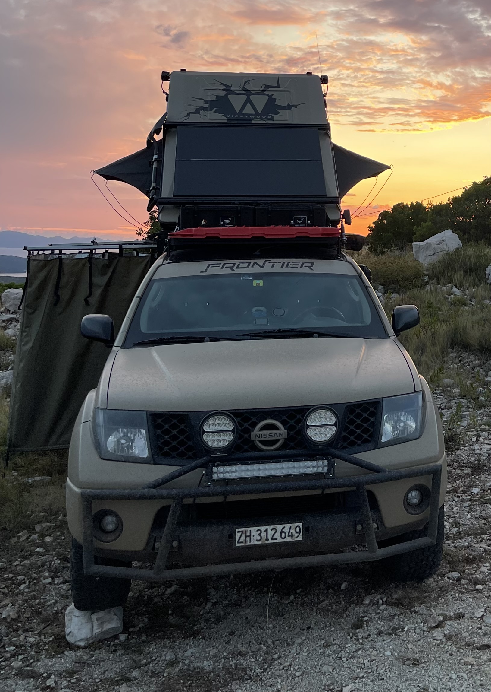 Nissan Navara D40 Reisefahrzeug mit Hubdach