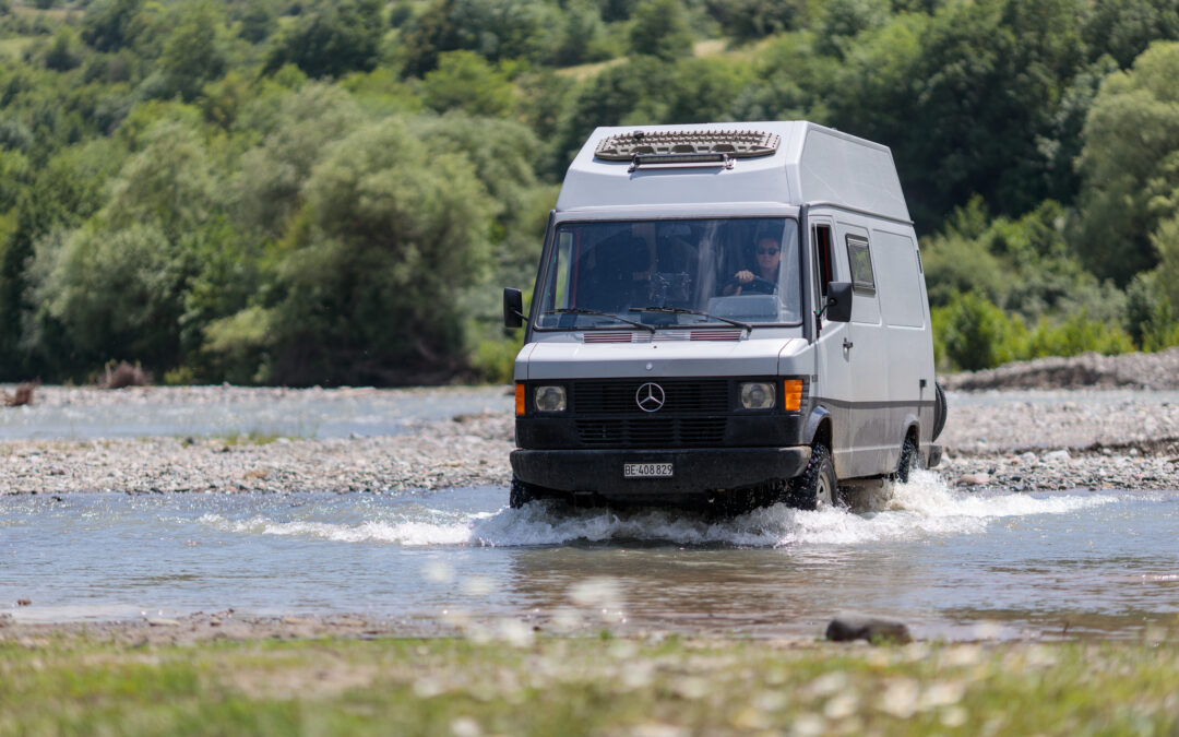 Mercedes-Benz 310 4×4 Larag mit Hochdach und Innenausbau von Uniqcab