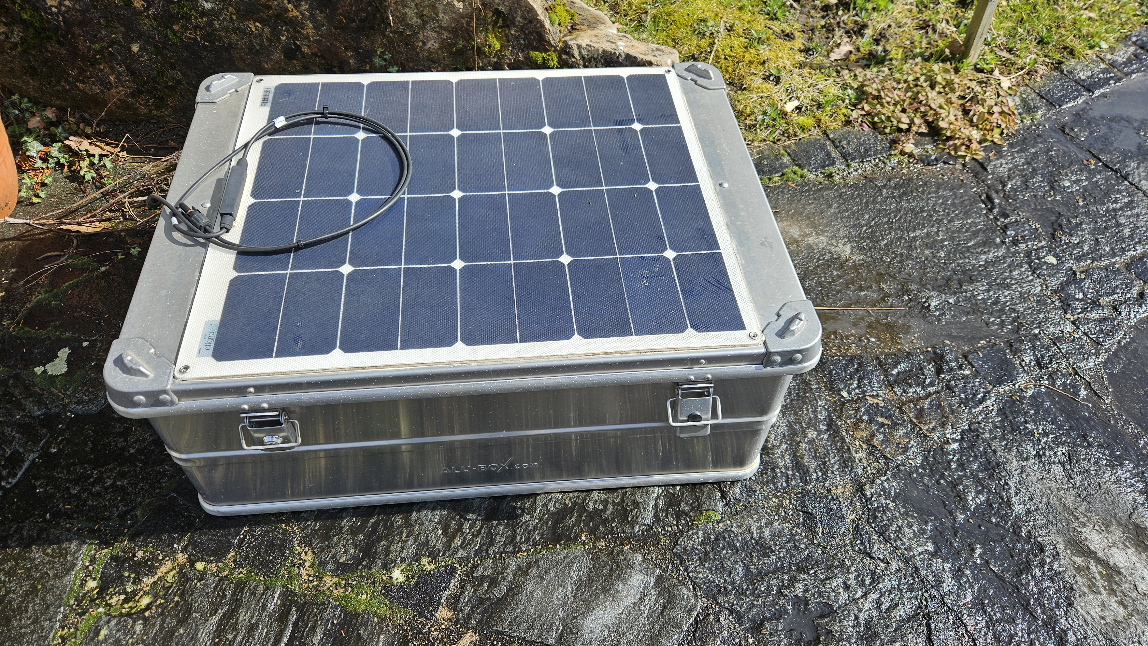 Dachbox mit Solarpanel