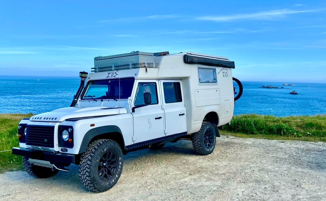 Land Rover Defender 130 Td4 mit voll ausgebauter Azalai-Kabine und Hubdach