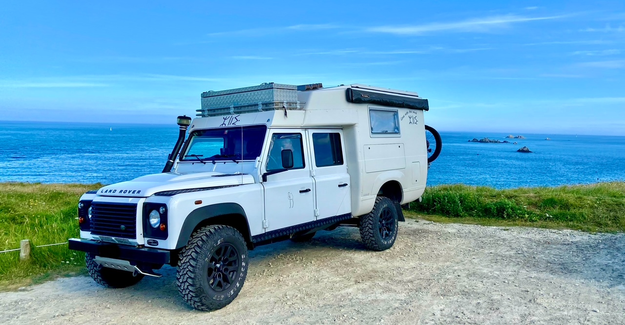 Land Rover Defender 130 Td4 mit voll ausgebauter Azalai-Kabine und Hubdach