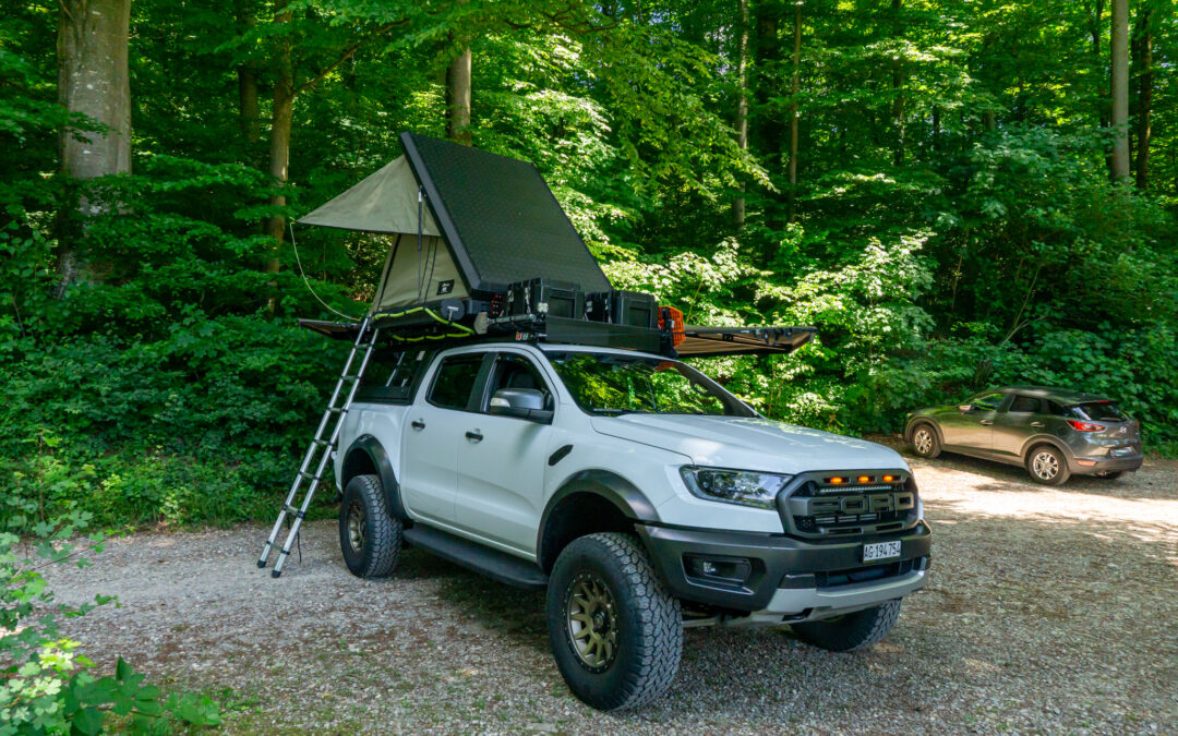 Midsize Ford Raptor mit Auflastung und Ausrüstung