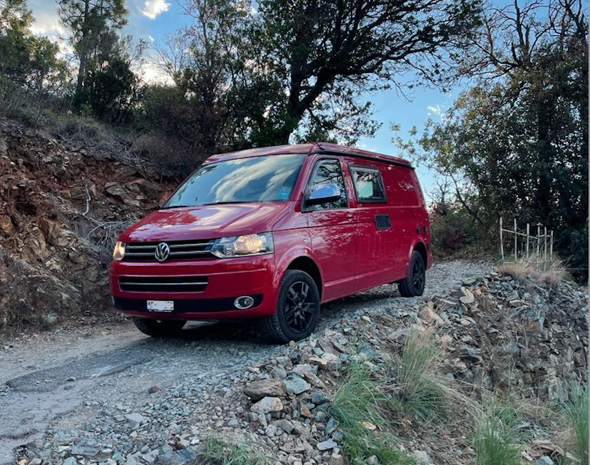 Rarität Camper Bonito VW T5 – 2.0 BiTDI 4Motion – Vollausgestatteter autarker Camper mit Aufstelldach, Bearlock, Luftfahrwerk, Alarmanlage, Gaswarner & Solarpanel
