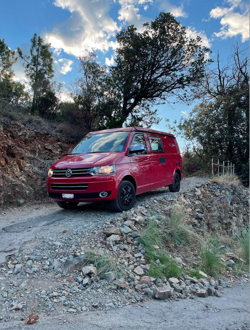 Rarität Camper Bonito VW T5 – 2.0 BiTDI 4Motion – Vollausgestatteter autarker Camper mit Aufstelldach, Bearlock, Luftfahrwerk, Alarmanlage, Gaswarner & Solarpanel