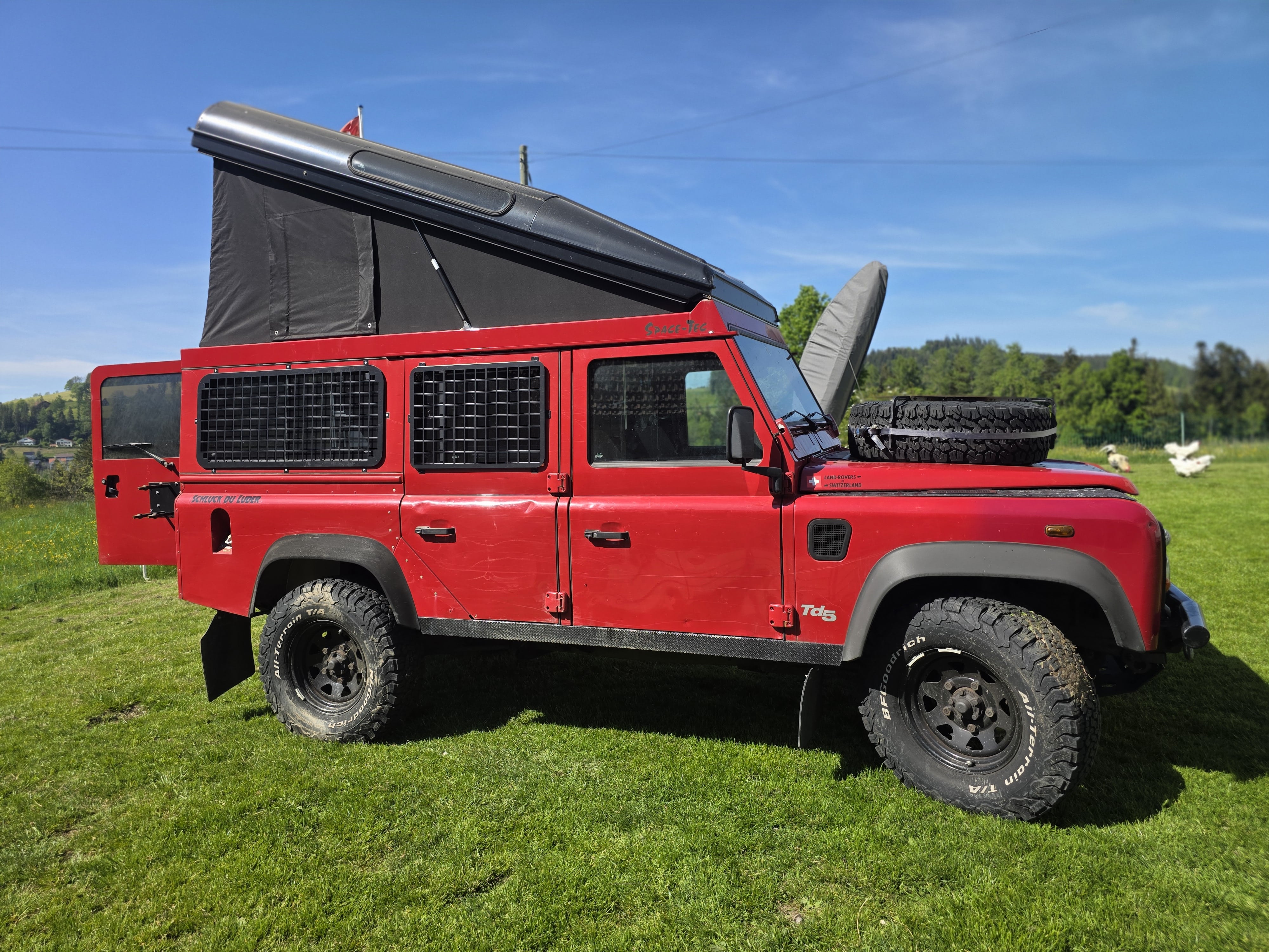 Land Rover Defender 110Tdi rot