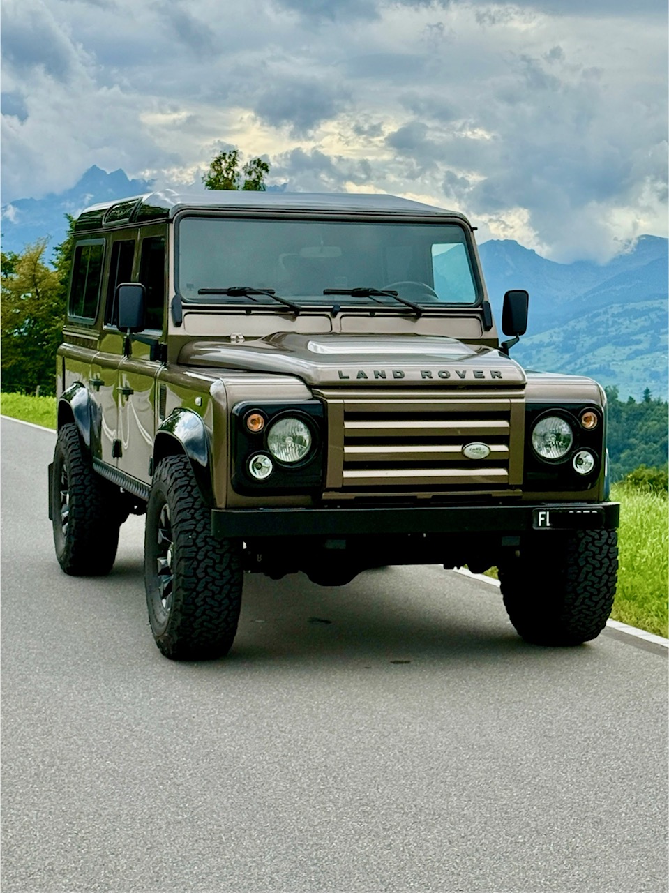 LAND ROVER Defender 110 2.4 Td4 RAW Station Wagon NEUER MOTOR